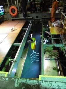 大阪大学の屋内水槽を活用した模型による曳航実験を視察